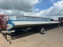 Марка: Стрипър Хедер Shelbourne Reynolds XCV 42,Цена: 75 000 € Без ДДС,Състояние: Стрипър Хедер Shelbourne Reynolds XCV 42:<br />Хедер за оголване на класове Shelbourne Reynolds XCV 42′ / Работна широчина: 12.8 м<br />Количка за хедера с хидравличен управляем мост и светлини<br />Система за задвижване с променлива скорост (в кабината)<br />Пружинна адаптерна плоча за следване на контурите на терена<br />Регулируеми пружинни опорни колела<br />3-частичен стъргален ротор<br />Централно закрепване