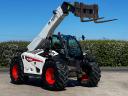 Марка: Bobcat TL34.65 HF Agri,Цена: 52 000 € Без ДДС,Състояние: Телескопичен товарач Bobcat TL34.65 HF Agri с характеристики:<br />Работни параметри и капацитет:<br />• Година на производство: 2021<br />• Максимален капацитет на повдигане: 3400 кг<br />• Максимална височина на повдигане: 6.5 м<br />• Максимален хоризонтален обсег напред: 3.40 м<br />• Товароносимост при максимален обсег: 1300 кг<br />Двигател:<br />• Марка и модел: Bobcat D34 (турбодизел с Common Rail)<br />• Номинална мощност: 101 kW / 135 к.с. <br />• Работен обем и цилиндри: 3.4 литра, 4-цилиндров двигател<br />Хидравлична система (High Flow - HF)<br />• Тип помпа: LS бутална помпа (Load Sensing) с електронен ограничител<br />• Дебит на помпата: 190 л/мин (High Flow технология за изключително бързи цикли на стрелата)<br />• Работно налягане на клапана: 255 bar<br />Задвижване и трансмисия:<br />• Трансмисия: V-Drive – безстепенна хидростатична трансмисия с електронно управление за плавно ускорение<br />• Максимална скорост на придвижване: 40 км/ч<br />• Режими на управление: 3 режима (4 управляеми колела за маневреност, само преден мост за транспорт и „рачешки ход“ за тесни пространства)<br />Тегло и размери:<br />• Собствено тегло (без товар): Около 6400 кг<br />• Обща дължина (до челото на вилиците): 4869 мм<br />• Обща ширина: 2300 мм<br />• Обща височина: Около 2400 мм<br />• Гуми: 500/70/R24 MICHELIN<br />Специфични AGRI функции на кабината:<br />• Smart Joystick: Всичко-в-едно джойстик, монтиран на подлакътника на седалката, който контролира стрелата, посоката и скоростта на движение, както и автоматичното разклащане на кофата.<br />• Интерактивен дисплей: 7-инчов сензорен екран с интегрирана камера за задно виждане, която се активира автоматично при заден ход.<br />• Панорамна кабина: Асиметричен дизайн без структурни елементи в задния десен ъгъл за 360-градусова видимост към работната площадка.<br />• Кофа и вилици към машината 
