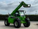 Марка: Merlo TF42.7CS140,Цена: 44 000 € Без ДДС,Състояние: Телескопичен товарач Merlo TF42.7CS140 със спецификации:<br />Производителност и капацитет:<br />• Tовароносимост: 4,2 тона <br />• Максимална височина на повдигане:7,2 метра<br />• Максимален хоризонтален обхват: 3,8 метра<br />• Товароносимост при пълен обхват: 1,6 тона<br />• Товароносимост при пълна височина на повдигане: 3,5 тона<br />• Максимална скорост на движение: 40 км/ч<br />• Максимален изкачващ капацитет: 45%<br />Двигател и трансмисия:<br />• Двигател: Deutz TCD3.6 L4 (3,6-литров, 4-цилиндров дизел с водно охлаждане<br />• Мощност на двигателя: 140 к.с. <br />• Трансмисия: Хидростатично задвижване 40K<br />Размери и тегло<br />• Работно/транспортно тегло: ~7,45 тона <br />• Транспортна дължина: ~4,49 метра<br />• Транспортна ширина: 2,25 метра<br />• Транспортна височина: ~2,53 метра<br />• Стандартни гуми: 460/70 R24 <br />Основни характеристики<br />• Окачване на кабината (CS): Активно пневматично окачване на кабината за комфорт на оператора.<br />• Режими на управление: Предно, задвижване на всички колела и раче управление.<br />• Хидравлика: Система за измерване на натоварването (дебит приблизително 150 л/мин)<br />• Спирачки за ремарке <br />• Допълнителни хидравлични изводи<br />• Кофа и вилици към машината <br />