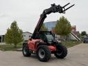 Марка: Manitou MLT 630-105V Premium,Цена: 50 000 € Без ДДС,Състояние: Телескопичен товарач Manitou MLT 630-105V Premium със спецификации:<br />Производителност и товароподемност:<br />• Макс. товароподемност: 3000 кг (3,0 т)<br />• Макс. височина на повдигане: 6,1 м<br />• Макс. хоризонтален обсег: 3,34 м<br />• Товароподемност при макс. обсег: 1,3 т<br />• Товароподемност при макс. височина: 2,7 т<br />• Макс. скорост на движение: 40 км/ч<br />Характеристики на двигателя:<br />• Производител / Модел: Deutz<br />• Мощност на двигателя: 74,4 kW (105 к.с.)<br />• Работен обем: 3,621 л<br />• Макс. въртящ момент: 410 Nm при 1600 об./мин<br />• Брой цилиндри: 4<br />Размери и тегло<br />• Работно / Транспортно тегло: Прибл. 6,5 т <br />• Транспортна дължина: 4,78 м<br />• Транспортна ширина: 2,13 м<br />• Транспортна височина: 2,37 м<br />• Стандартен размер на гумите: 460/70R24<br />Характеристики от PREMIUM клас<br />• Затворена кабина с климатик<br />• Теглич тип „Pick-up“ и хидравлична спирачна система за ремарке<br />• Трансмисия с функции M-Varioshift / хидростатичен тип за плавно и променливо управление на скоростта<br />• 360 градусова кабина <br />• Допълнителни хидравлични изводи<br />Налична на базата ни в село Козаревец.
