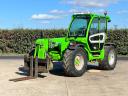 Марка: Merlo TF42.7CS-156,Цена: ,Състояние: Телескопичен товарач Merlo TF42.7CS-156 със спецификации:<br />Експлоатационни и товарни характеристики<br />• Година на производство: 2016<br />• Максимален капацитет на повдигане: 4,2 тона (4200 кг)<br />• Максимална височина на повдигане: 7,1 метра<br />• Товароносимост при максимална височина: 3,5 тона (3500 кг)<br />• Товароносимост при максимален преден обсег: 1,6 тона (1600 кг)<br />Двигател и трансмисия:<br />• Модел на двигателя: Deutz TCD 4.1 L4 (4-цилиндров турбодизел)<br />• Мощност на двигателя: 156 к.с. (115 kW) <br />• Работен обем на двигателя: 4,1 литра<br />• Тип трансмисия: CVTronic (безстепенна хидростатична трансмисия)<br />• Максимална скорост: 40 км/ч<br />• Максимален наклон на изкачване: 45%<br />Размери и тегло:<br />• Общо оперативно тегло (празен): 7,45 тона<br />• Транспортна дължина (до челото на вилиците): 4,49 метра<br />• Транспортна ширина (над гумите): 2,25 метра<br />• Транспортна височина: 2,53 метра<br />• Междуосие: 2,75 метра<br />• Външен радиус на завой: 3,99 метра<br />Хидравлична системa:<br />• Тип на системата: Load Sensing (LS) с технология Flow Sharing. Тя позволява извършването на няколко движения на стрелата едновременно без загуба на скорост.<br />• Капацитет на помпата: Дебит от 151 до 250 л/мин <br />• Обем на хидравличния резервоар: 100 литра.<br />• Екстри на стрелата: Стандартно оборудван с Tac-lock система (хидравлично заключване на прикачения инвентар от кабината) и допълнителна хидравлична линия (3-ти сервизен извод) за активни прикачни устройства<br />• Режими на завиване: 3 режима на управление (само преден мост, четири завиващи колела за малък радиус и т.нар. „рачешко ходене“ <br />• + Чисто нова Кофа и вилици с машината <br />